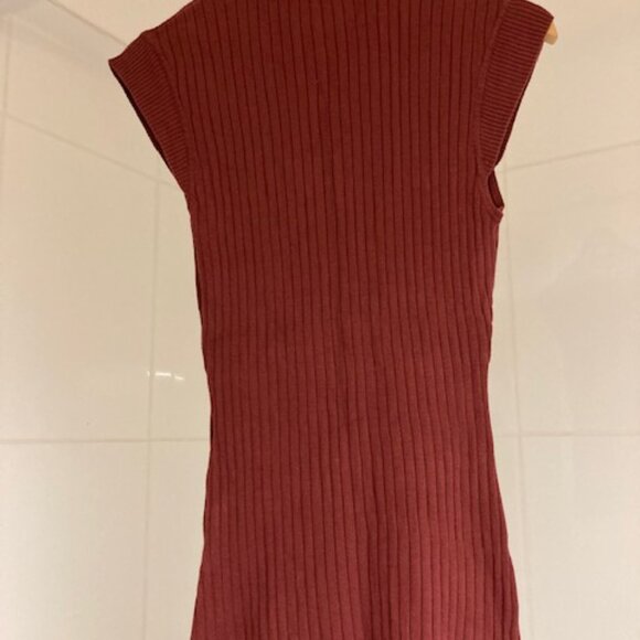 RW&CO. Burgundy Ribbed Mock Neck Sweater Top - Picture 4 of 5